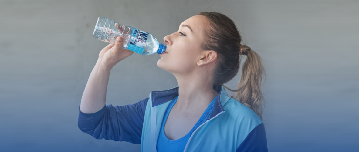 Kobieta pijąca wodę