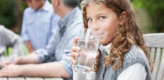 dziewczynka pije wodę