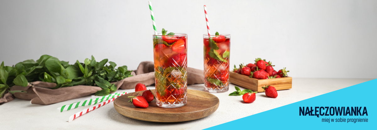 Domowa lemoniada truskawkowa serwowana z lodem i miętą